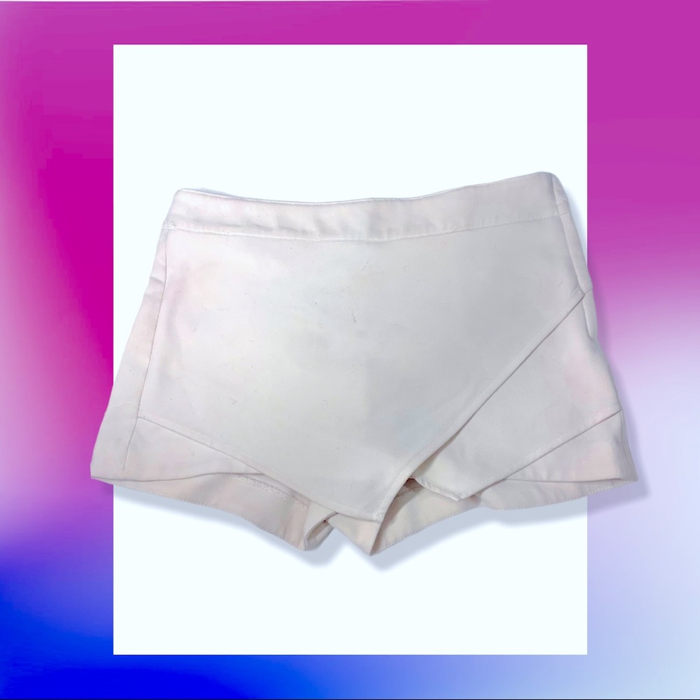 🌬WHITE🌬 Divided H&M Asymmetrical Pleated Skort